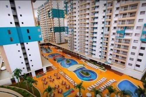 奥林匹亚Apartamento no Olímpia Park Resort (Melhor preço!)的享有带游泳池的度假村的空中景致