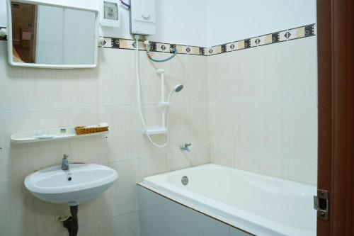 Cái RăngHung Phu Home & Apartment的白色的浴室设有水槽和浴缸。
