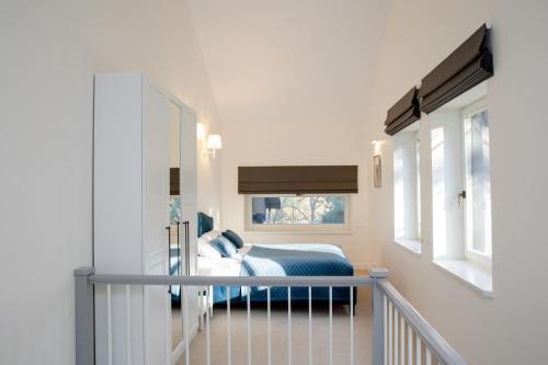 奈达Dvi Nidos的一间卧室设有一张床和一个窗口