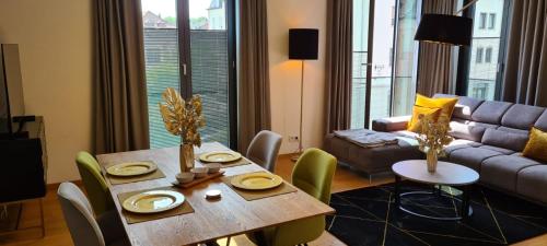 富尔达Ferienwohnung City Loft Fulda的客厅配有桌椅和沙发
