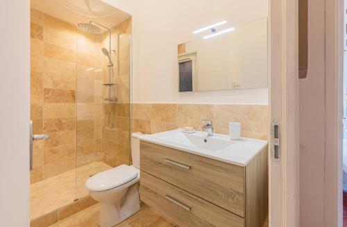 卡西斯La petite cigale by K6conciergerie的浴室配有卫生间、盥洗盆和淋浴。