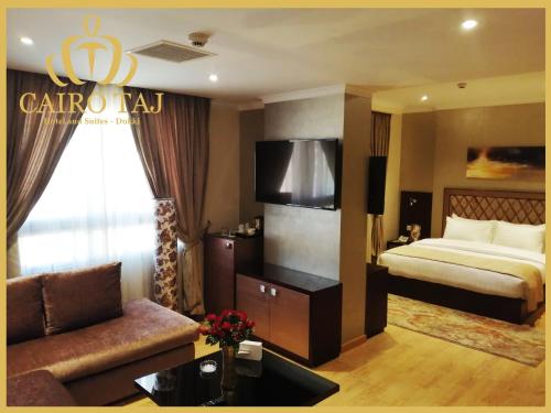 开罗Cairo Taj Dokki Families Tower的酒店客房,配有床和沙发