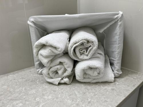 埃拉特הוילה ברחוב הנץ的浴室的台面上摆放着一堆毛巾