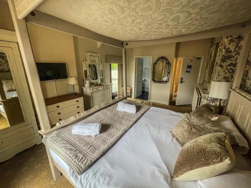 兰韦尔普尔古因吉尔卡瑞格布兰酒店的卧室配有一张白色大床