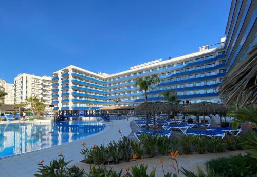 圣苏珊娜塔希提普拉亚酒店的大型酒店,设有游泳池和度假村