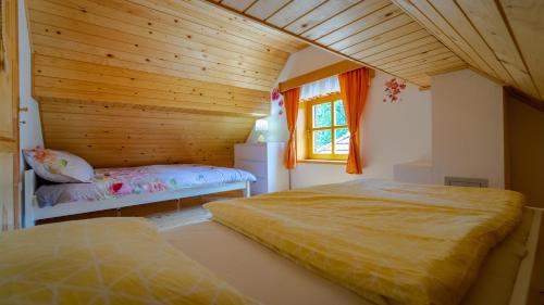 SkradHoliday House Pečišće的配有木天花板的客房内的两张床