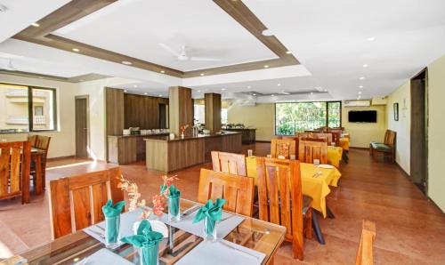 多纳保拉IKIGAI Green Valley Beach Resort的一间带桌椅的用餐室