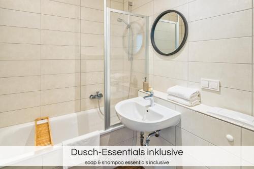 德累斯顿"Neptunblick"- Nähe Altstadt - Ruhig - Klinikum的一间带水槽、浴缸和镜子的浴室