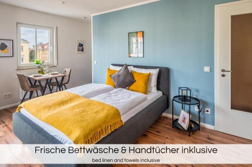 德累斯顿"Neptunblick"- Nähe Altstadt - Ruhig - Klinikum的一间卧室配有一张床和一张桌子