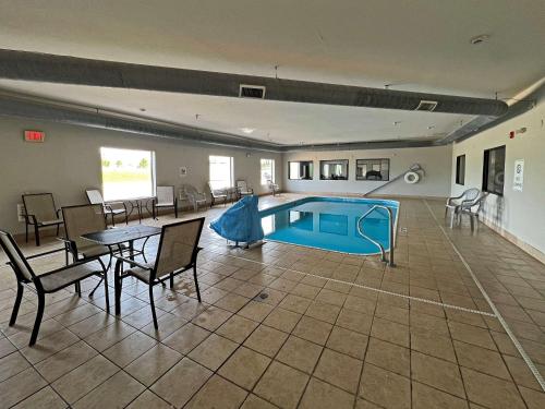 Jackson杰克逊开普吉拉多康福特套房酒店的一个带桌椅的房间的游泳池
