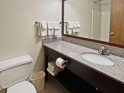 米切尔品质酒店的一间浴室