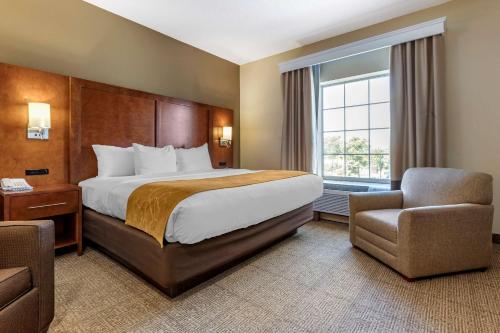 Comfort Suites Myrtle Beach Central客房内的一张或多张床位