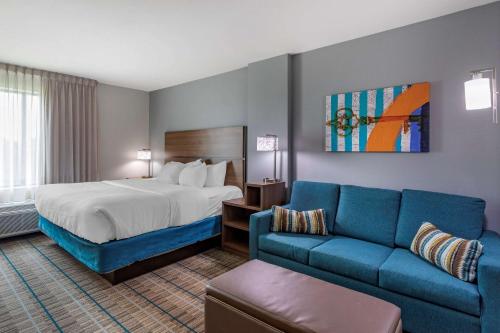 博林格林MainStay Suites的酒店客房,配有床和沙发