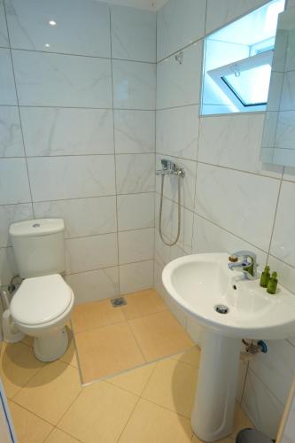 NivicëSaranda Landscape的白色的浴室设有卫生间和水槽。