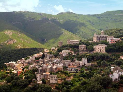 RoglianoRogliano Maison de charme avec vue panoramique的山丘上的小镇,以山丘为背景