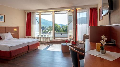 奥尔斯贝格奥斯贝格公园酒店的酒店客房设有一张床和一个大窗户
