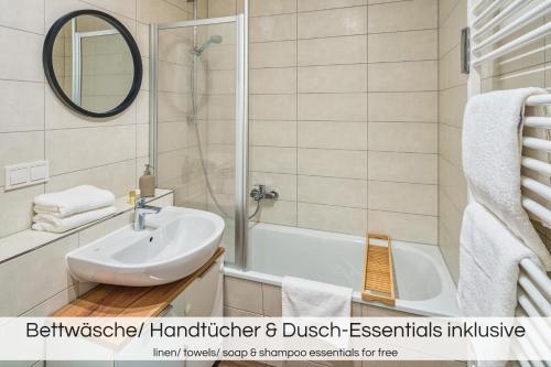 德累斯顿"Grüne Oase" - Nähe Altstadt - Garage - Ruhig - Nespresso的一间带水槽、浴缸和镜子的浴室