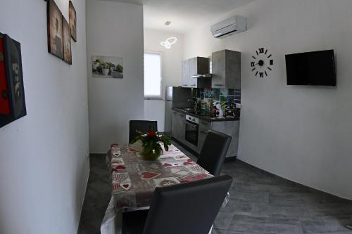 莱韦拉诺Villa Ada Leverano的一间带桌椅的用餐室和一间厨房