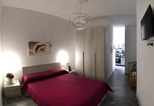 莱韦拉诺Villa Ada Leverano的一间卧室配有一张带红色毯子的床