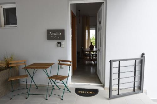 托隆Studio Dionysia的走廊上设有椅子和桌子