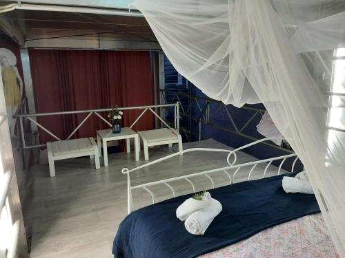 沃迪切Gästehaus Mimesis的一间卧室配有一张带天蓬的双层床