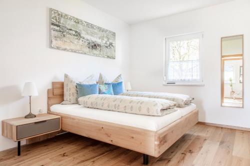 萨尔茨堡Ferienhaus Schlagerbauer Biohof的白色卧室配有蓝色枕头的床