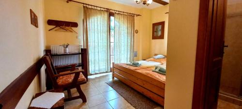 捷克克鲁姆洛夫梅林旅馆的卧室配有床、椅子和窗户。
