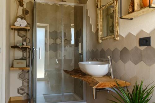 PeveragnoSANTINO'S HOUSE的一间带水槽和玻璃淋浴的浴室