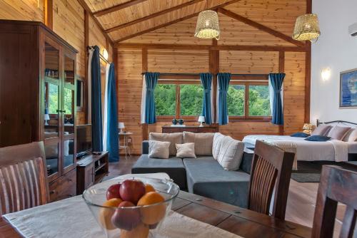 塞里特雷尼科B&B Villa Irene Plitvice Lakes的客厅配有沙发和带一碗水果的桌子
