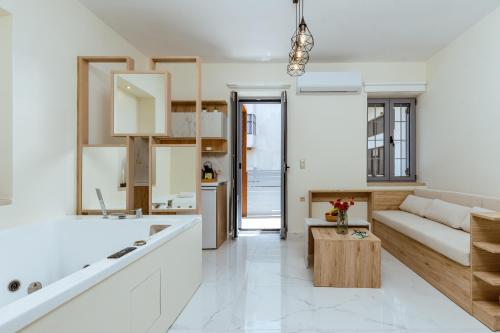 干尼亚Emeli Suites的厨房以及带沙发和桌子的客厅。