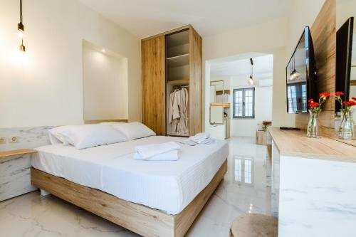 干尼亚Emeli Suites的一间带白色大床的卧室和一间浴室