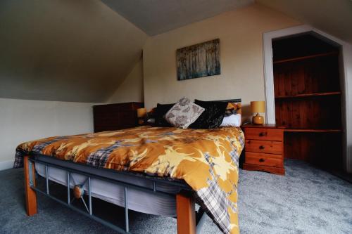 斯托诺韦Jovie Apartment的一间卧室配有一张床和一个木制梳妆台