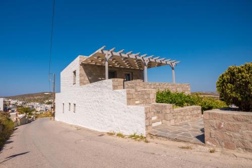 特里皮蒂Stone house Tripiti的街道上一座白色的建筑,屋顶