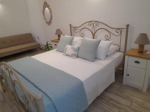 金尼昂Alisachni的卧室配有蓝色和白色的床和枕头