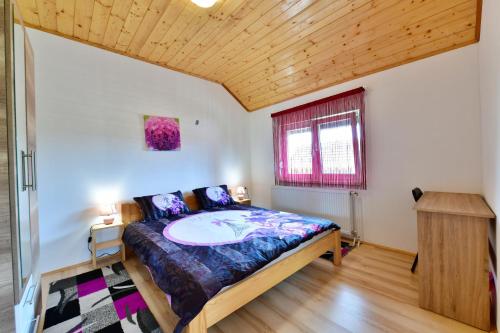 拉科维察Apartments Laura的一间卧室设有一张床和木制天花板