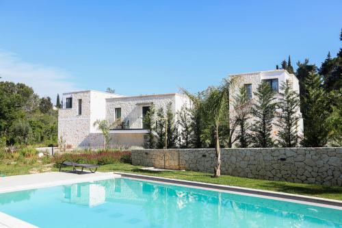 古维亚Rans Luxury Villas & Suites in Corfu with swimming pool的别墅前设有游泳池