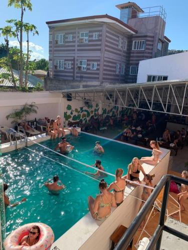 BulacaoNacho Hostel Cebu的一群人在度假村的游泳池里