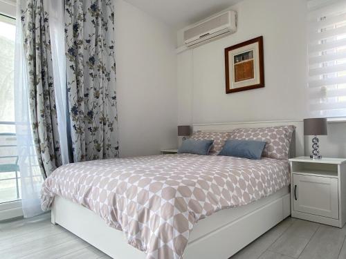 巴什卡沃达Villa Luciana - Old town centre的白色的卧室设有床和窗户