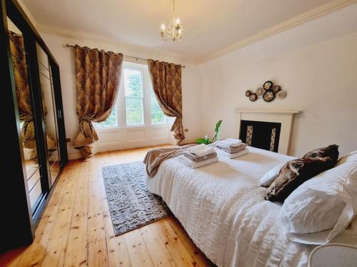 PrestonpansLuxury 5-bed Villa - Winfields House的一间卧室设有一张大床和一个壁炉