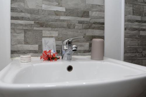 Baie MahaultBungalow Harmony的浴室水槽设有水龙头和石墙