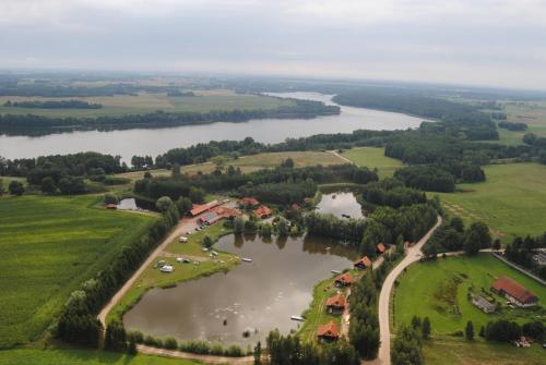 奥莱茨科Siedlisko Konradówka的河流和村庄的空中景观