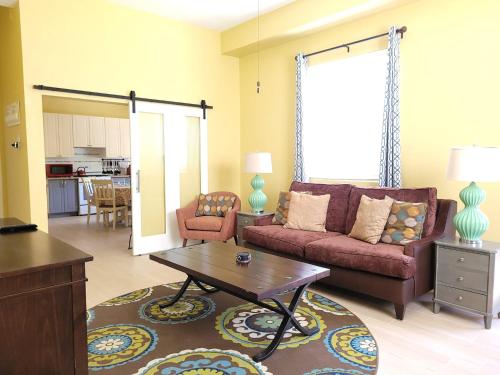 格罗斯岛Keep Cool Guesthouse的带沙发和咖啡桌的客厅