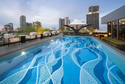 Ramada Plaza by Wyndham Bangkok Sukhumvit 48内部或周边的泳池
