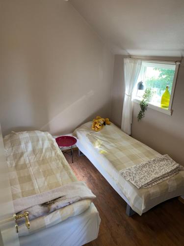 奥胡斯Lilla Sandslätt的小型客房 - 带2张床和窗户