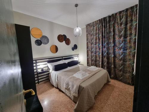 拉齐塞MoLo - residenza con accesso diretto al lago的一间带床的卧室,位于带窗户的房间内