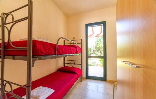 马尔萨拉利里贝奥乡村酒店的带两张双层床和一扇门的房间