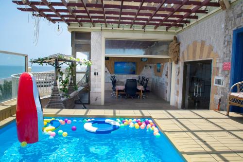 索哈尔Nhar Accommodation House的房屋中间的游泳池