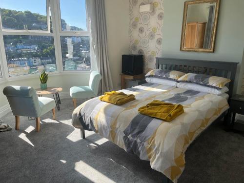 西卢港Penwyn Bed and Breakfast的一间卧室配有一张床,上面有两条毛巾
