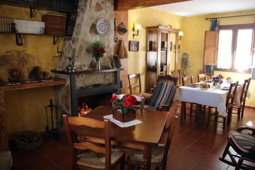 MogónCasa Rural Aguascebas的一间带桌子和壁炉的用餐室