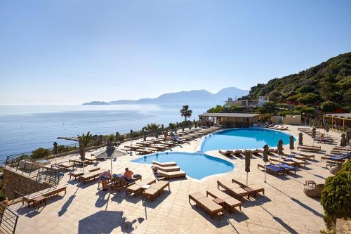 阿基欧斯尼古拉斯Blue Marine Resort and Spa Hotel的一个带游泳池和椅子的度假胜地和大海